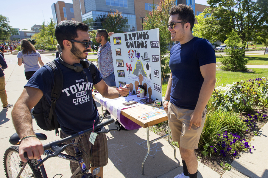 Latinos Unidos presentando en la feria en el campus.