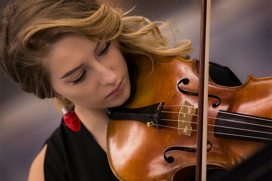 Music student plays violin on the University of Wisconsin Whitewater campus