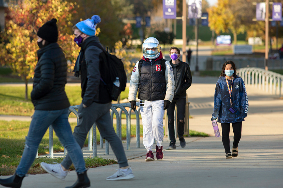 UW-Whitewater freshman draws smiles on campus