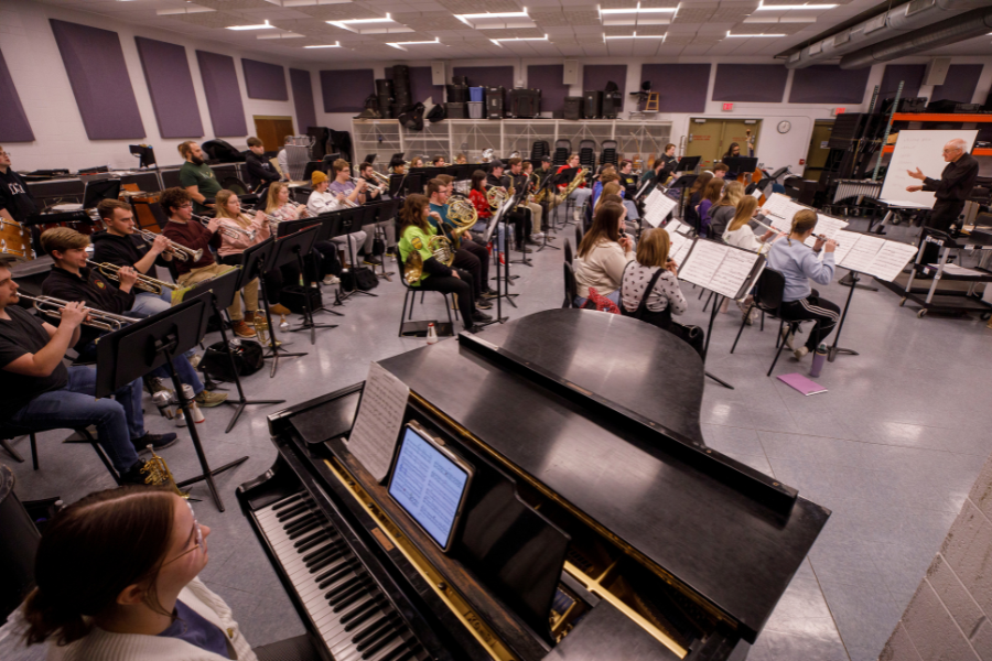 Students pariticpate with condutor Glenn Hayes in an ensemble. (UW-Whitewater photo/Craig Schreiner)